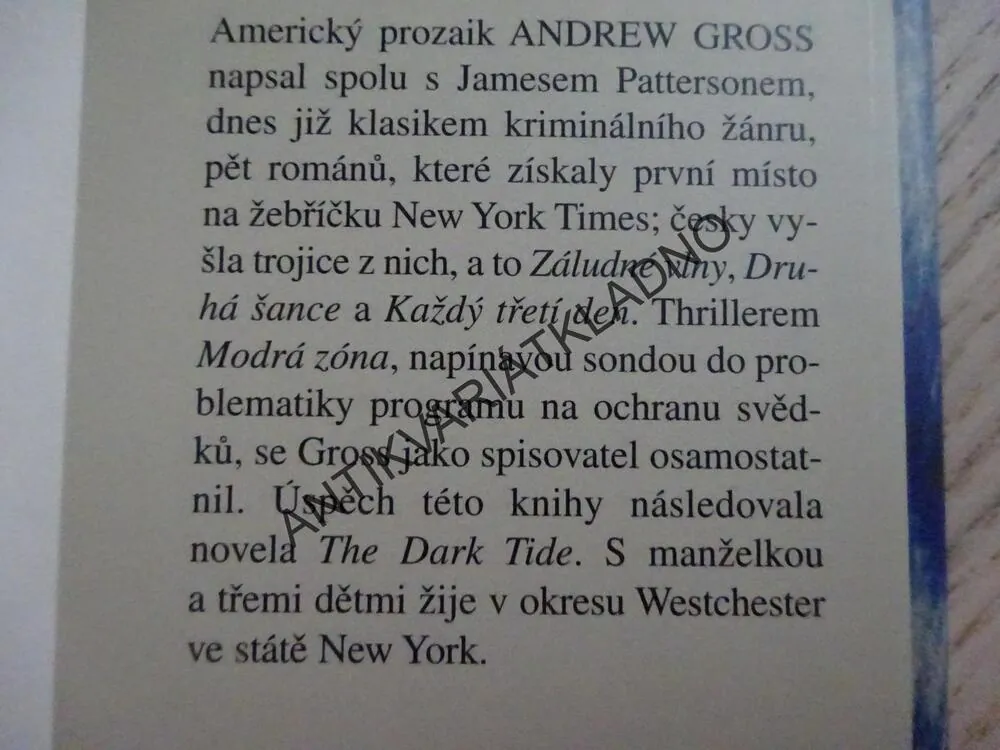 MODRÁ ZÓNA, ANDREW GROSS, **an
