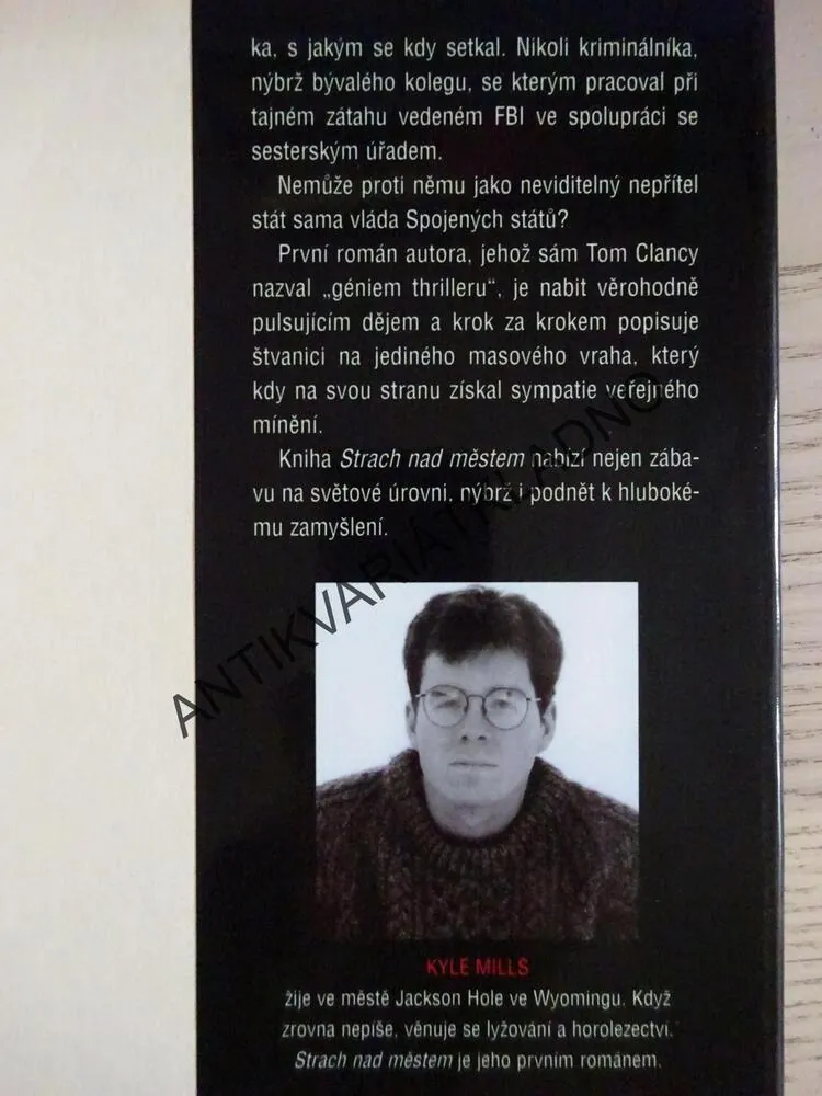 STRACH NAD MĚSTEM, KYLE MILLS, **an