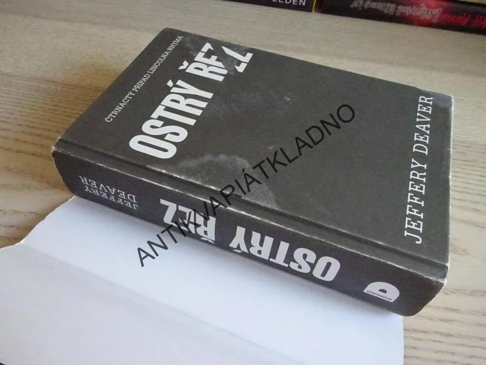 OSTRÝ ŘEZ, JEFFERY DEAVER, **an