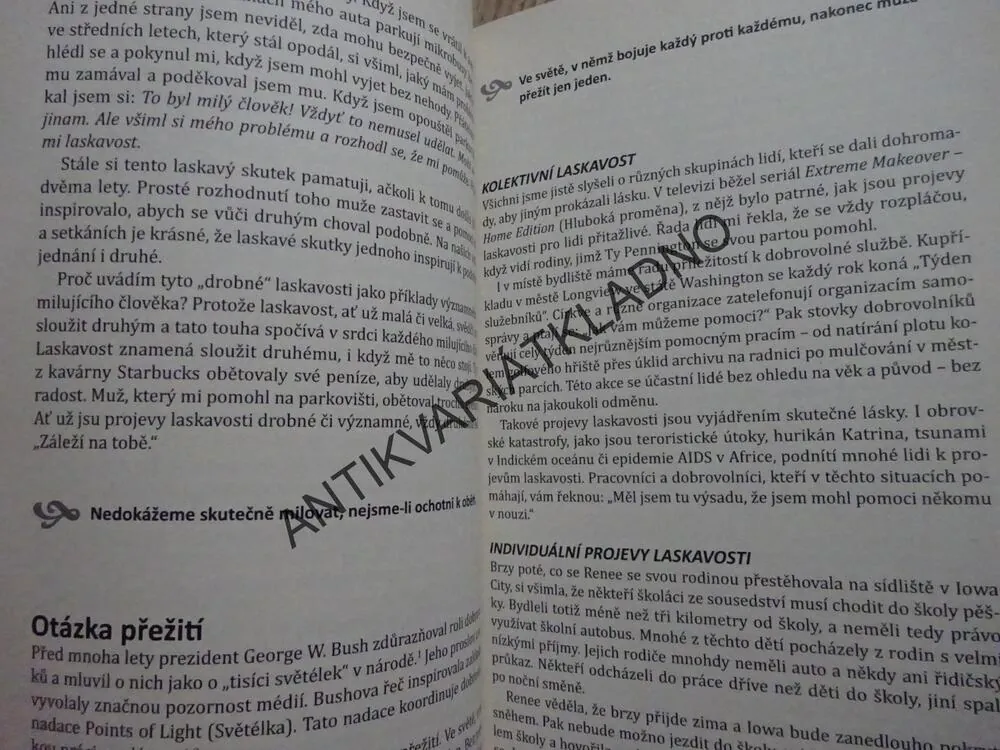 LÁSKA, GARY CHAPMAN, **an