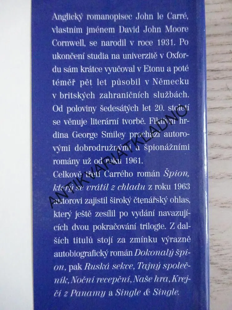 NEPOHODLNÝ, JOHN LE CARRÉ, **an