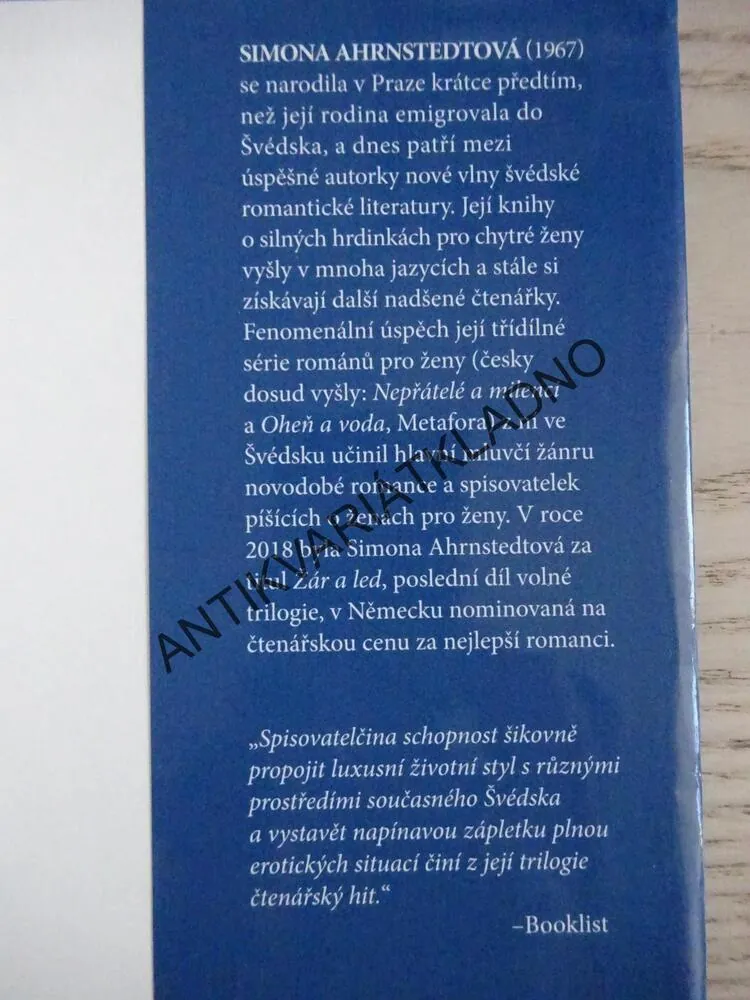 ŽÁR A LED, SIMONA AHRNSTEDTOVÁ, **an