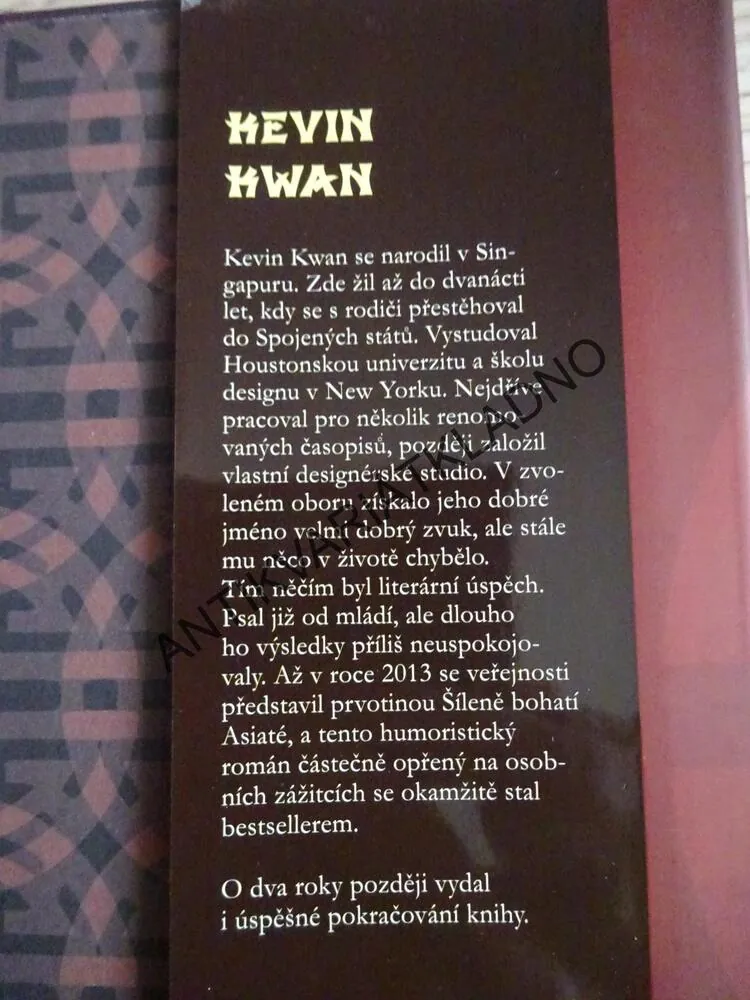 ŠÍLENĚ BOHATÍ ASIATI, KEVIN KWAN, **an