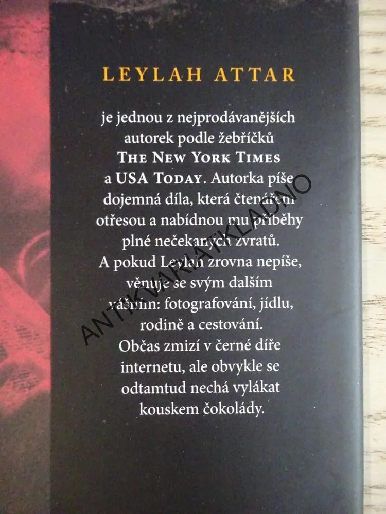PAPÍROVÁ LABUŤ, LEYLAH ATTAR, **an