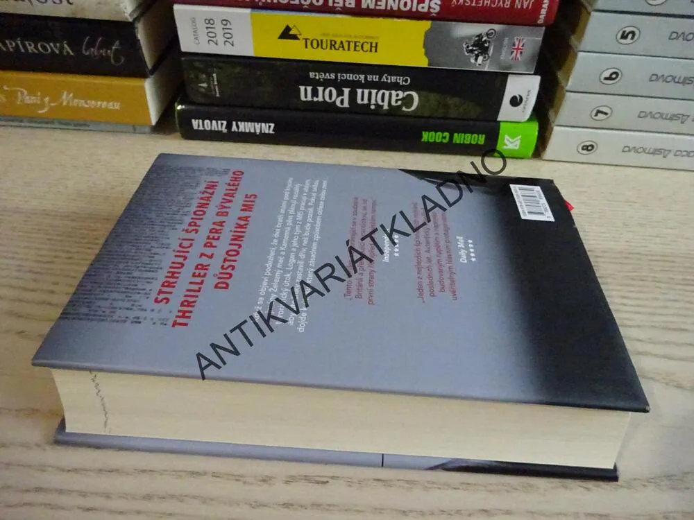 ZAJMI NEBO ZABIJ, TOM MARCUS, BÝVALÝ AGENT M15, **an