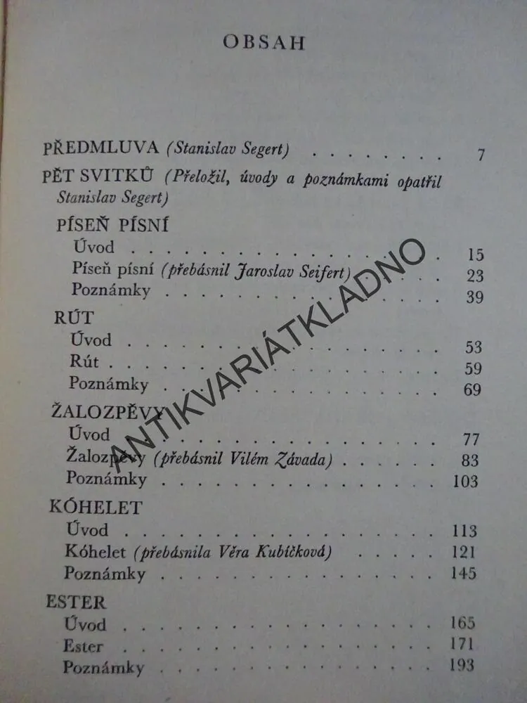 PĚT SVÁTEČNÍCH SVITKŮ, **an