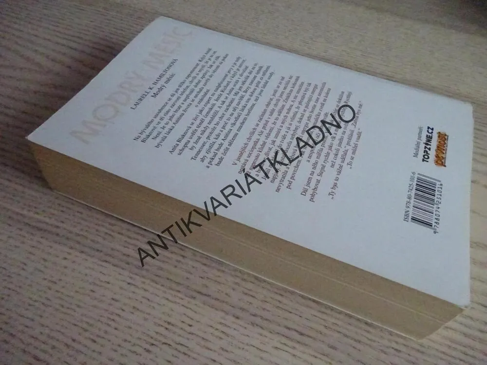 MODRÝ MĚSÍC, LAURELL K. HAMILTONOVÁ, **an