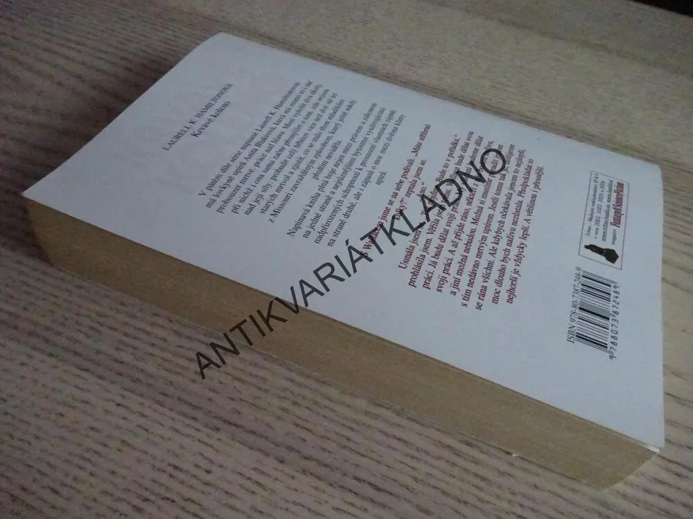 KRVAVÉ KOLENO, LAURELL K. HAMILTONOVÁ, **an