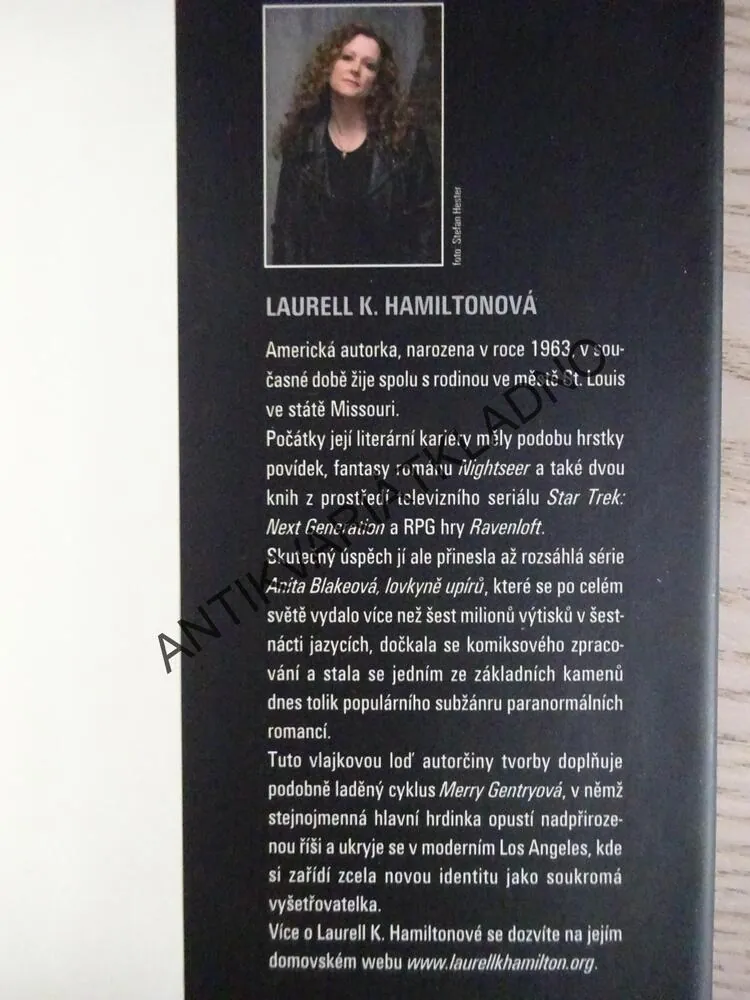 S KŮŽÍ NA TRH, ANITA BLAKE, LAURELL K. HAMILOTONOVÁ, **an