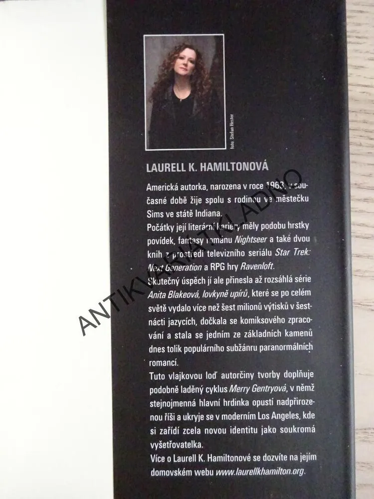OBSIDIÁNOVÝ MOTÝL, ANITA BLAKE, LAURELL K. HAMILOTONOVÁ, **an