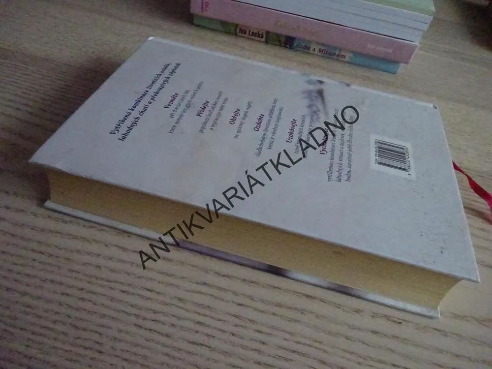 LÁSKA S CHUTÍ MAKRONKY, SARAH VAUGHANOVÁ, **an