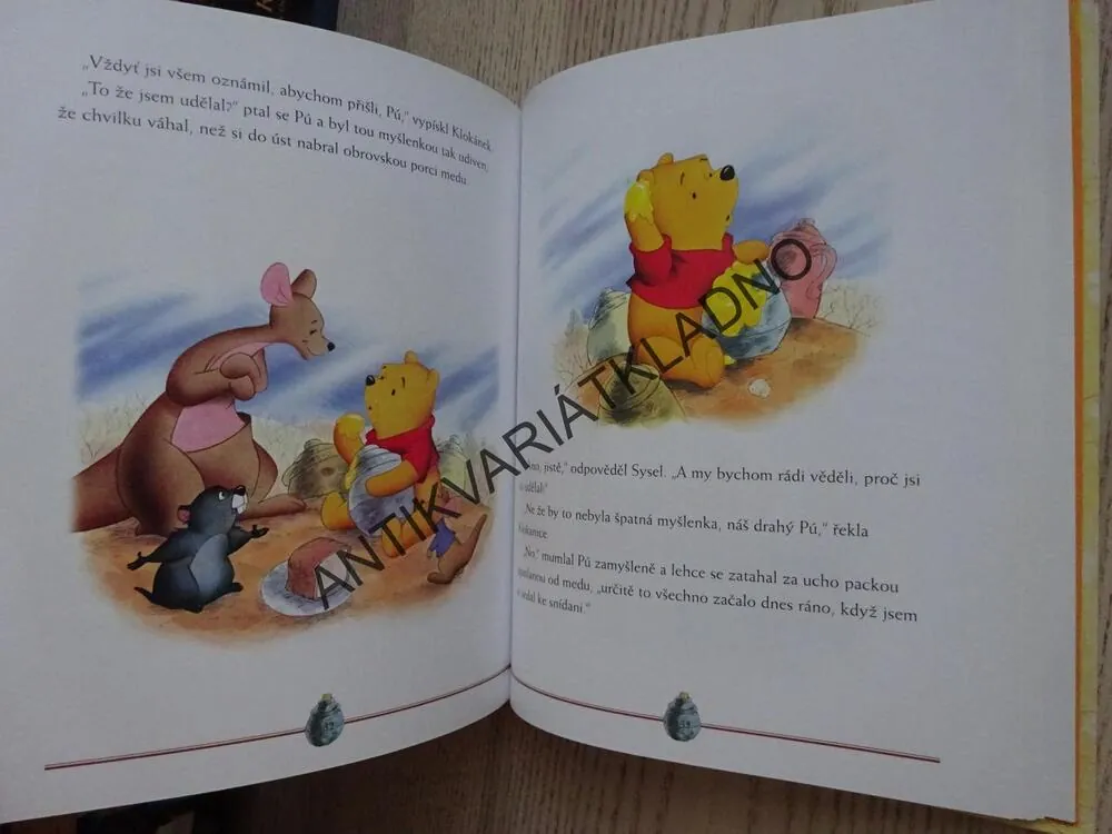 ROK PLNÝ SVÁTKŮ S MEDVÍDKEM PÚ, WALT DISNEY, **an