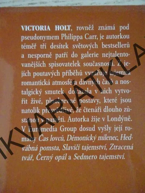 DCERA KLAMU, VICTORIA HOLTOVÁ, **an