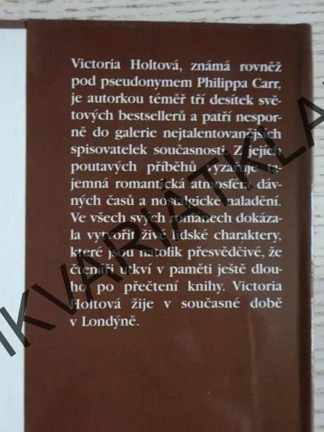 DÉMONICKÝ MILENEC, VICTORIA HOLTOVÁ, **an