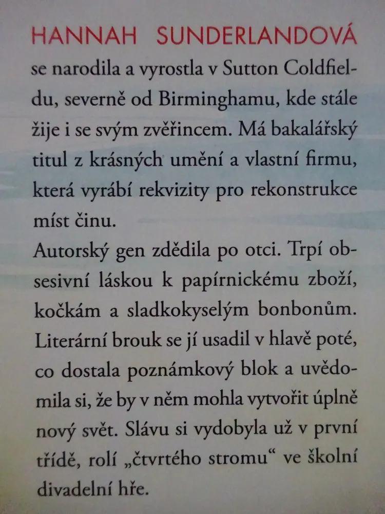 SKORO ÚPLNĚ NORMÁLNÍ, HANNAH SUNDERLANDOVÁ, **an