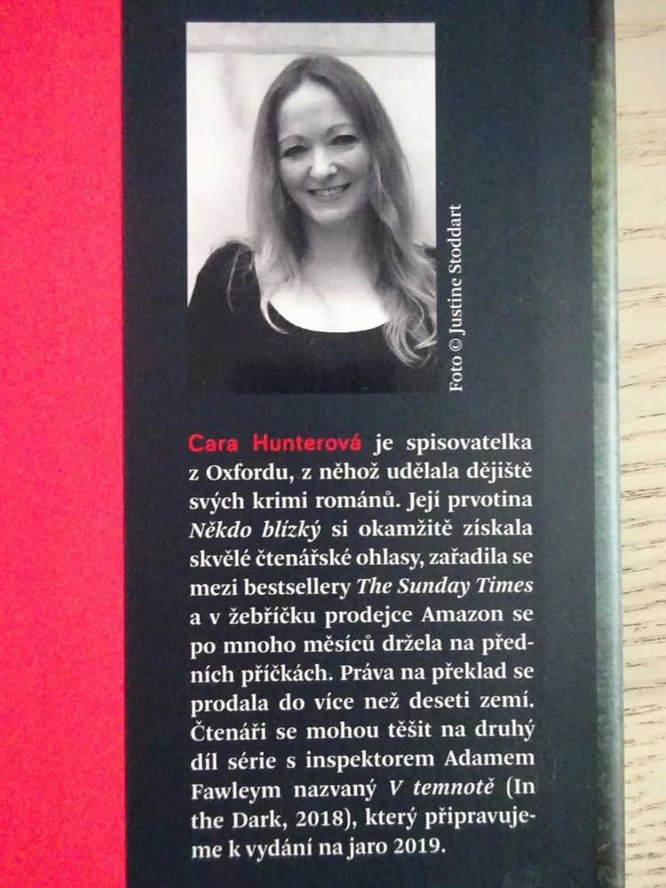 NĚKDO BLÍZKÝ, CARA HUNTEROVÁ, **an