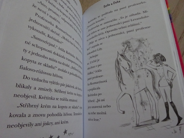 SOFIE A DUHA, AKADEMIE JEDNOROŽCŮ, JULIE SYKESOVÁ, **an