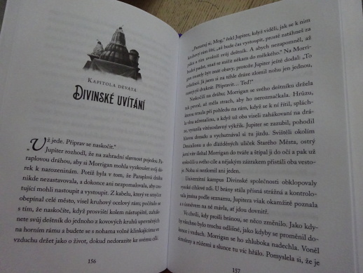 NIKDYUŠ, JESSICA TOWNSENDOVÁ, **an