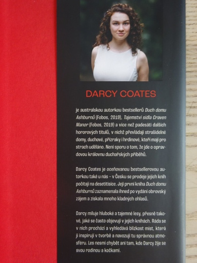 ŠEPTAJÍCÍ MRTVÍ, DARCY COATES, **an