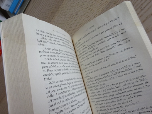 PSÍ CESTA, W. BRUCE CAMERON, **an