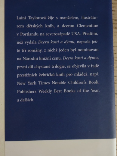 DCERA KOSTÍ A DÝMU, LAINI TAYLOROVÁ, **an