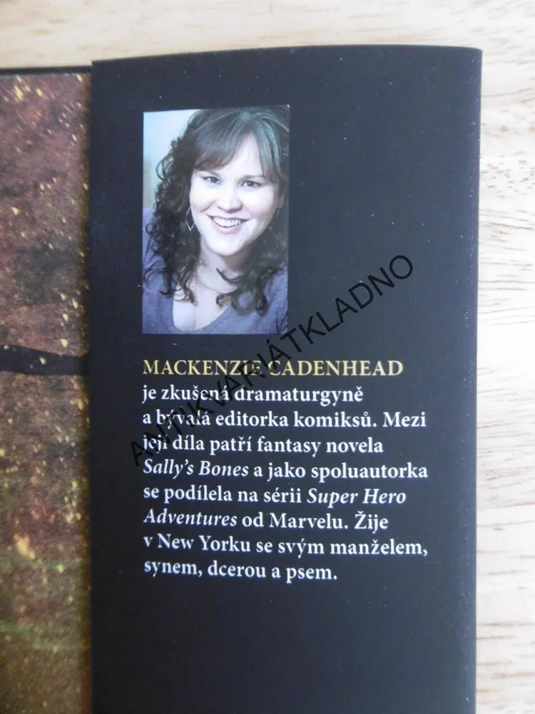 SPÁČ, JEJÍ SNY JSOU VAŠÍ NOČNÍ MŮROU, MACKENZIE CADENHEAD