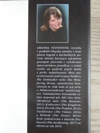 PROROK, AMANDA STEVENSOVÁ, **an