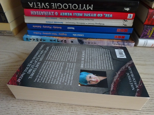 NEJCHLADNĚJŠÍ DÍVKA VE MĚSTĚ CHLADU, HOLLY BLACKOVÁ, **an