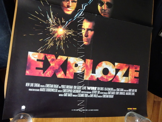 EXPLOZE, PIERCE BROSNAN, BEN CROSS, PLAKÁT 3T
