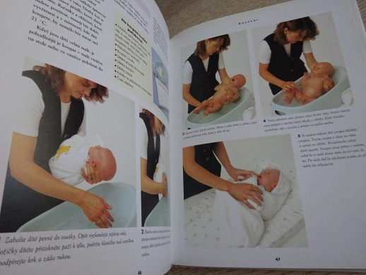 PÉČE O DÍTĚ, ALISON MACKONOCHIEOVÁ, **an
