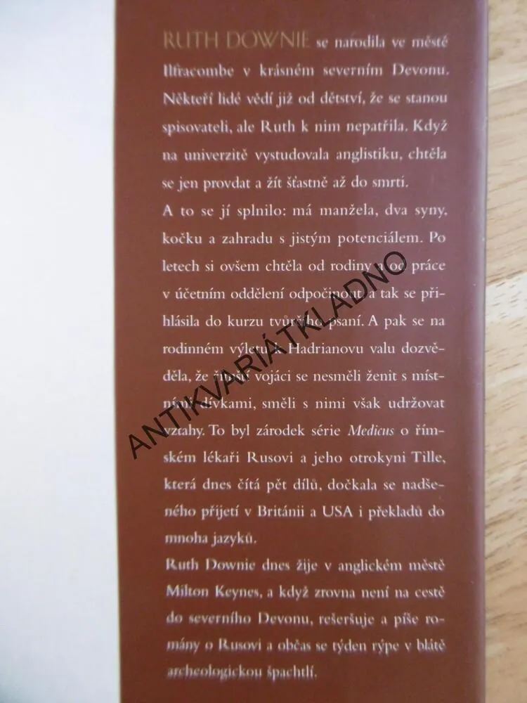 RUSO A MIZEJÍCÍ TANEČNICE, RUTH DOWNIE, **an