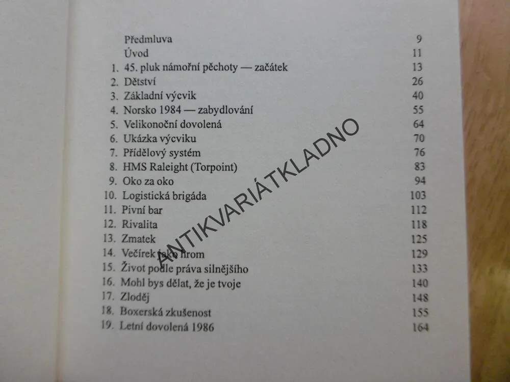 MEZI MARIŇÁKY, STEVEN PREECE, **an