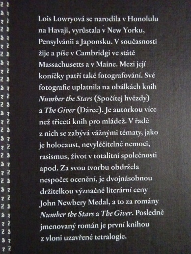 DÁRCE, LOIS LOWRYOVÁ, **an