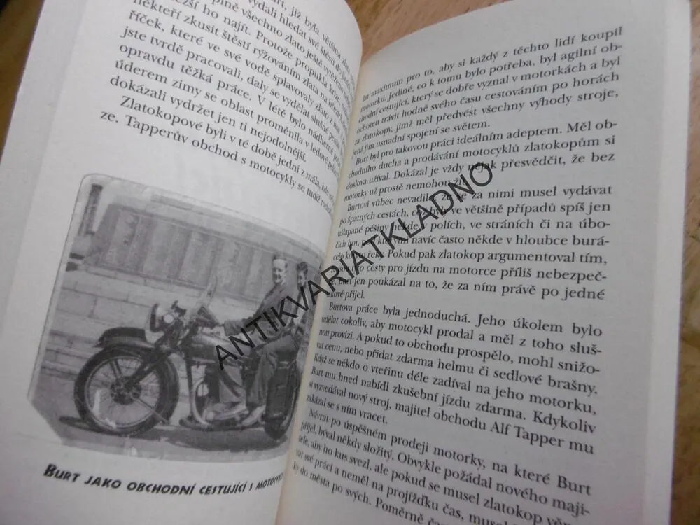 V ZAJETÍ RYCHLOSTI, ŽIVOTOPIS BURTA MUNROA, HANNA, LARSEN