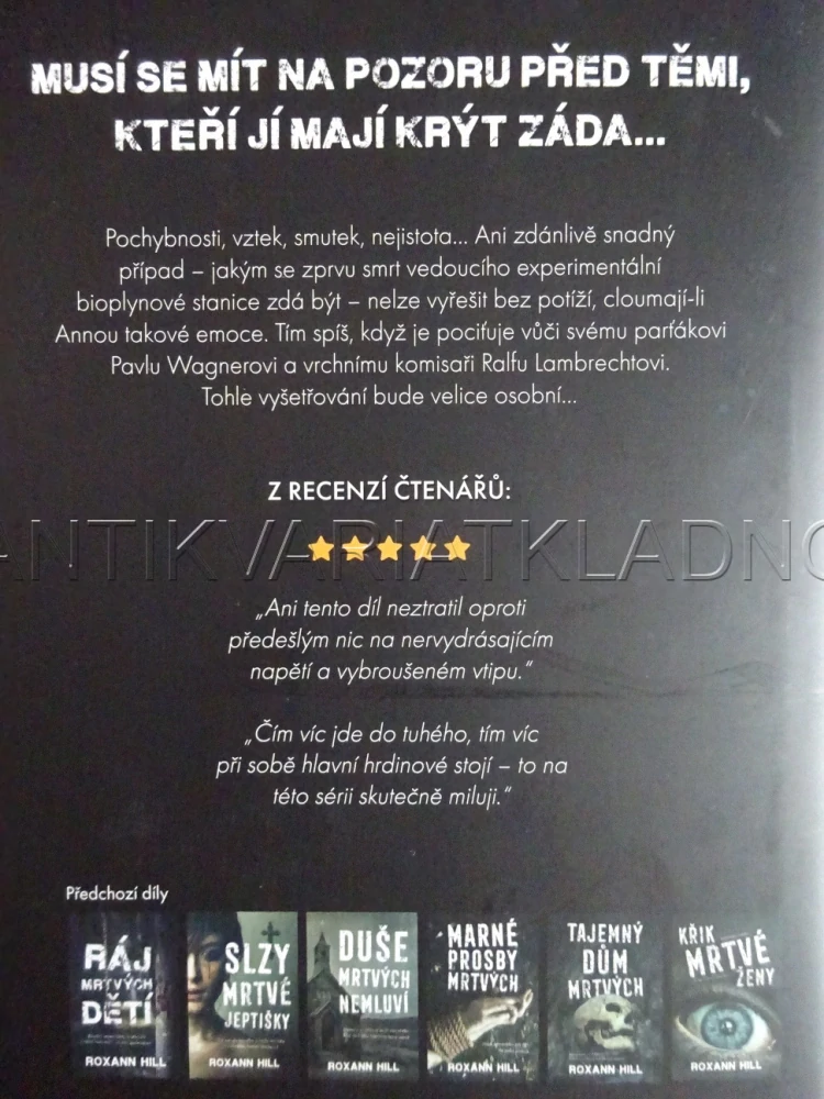 MRTVÝ MUŽ ŽIJE, ROXANN HILL, **an