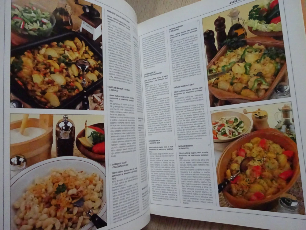 DĚLENÁ STRAVA, VELKÁ BAREVNÁ KUCHAŘKA, **an