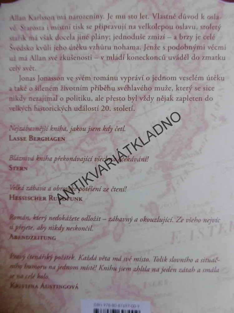 STOLETÝ STAŘÍK, KTERÝ VYLEZL Z OKNA A ZMIZEL, JONAS JONASSON, **an