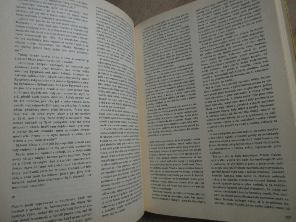 EGYPŤAN SINHUHET, MIKA WALTARI, **an