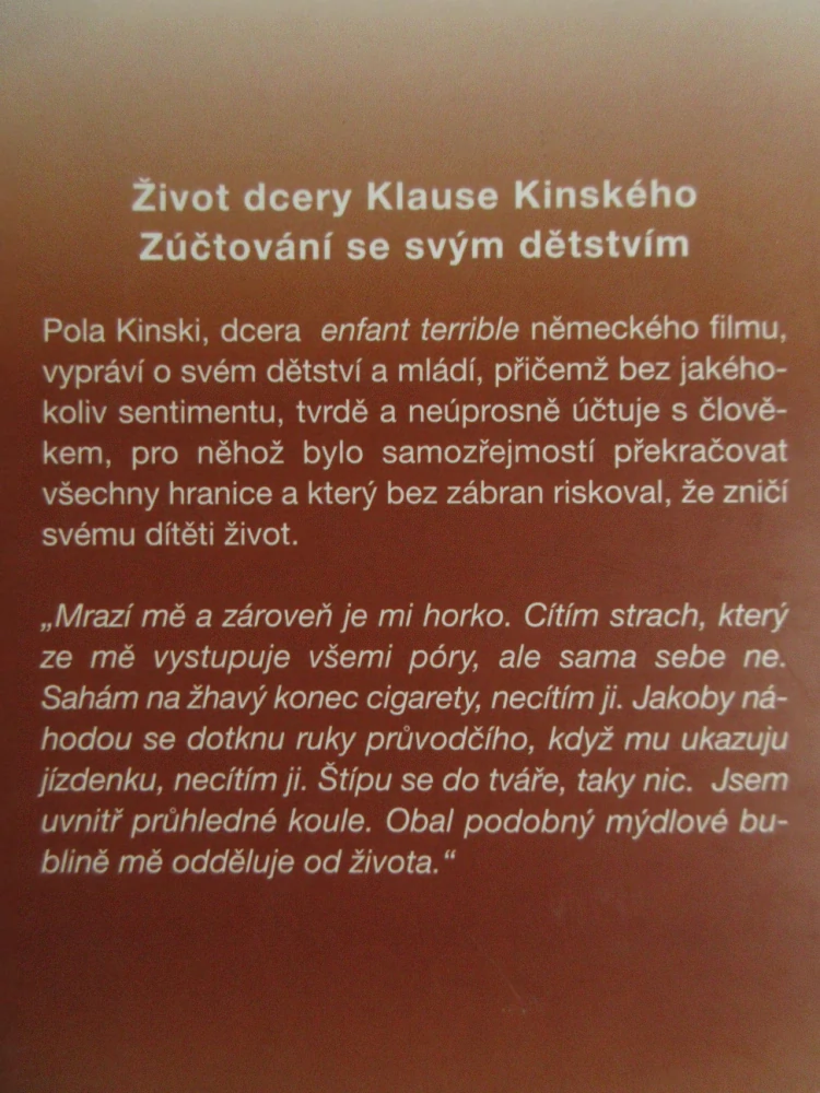 ZRANĚNÉ DĚTSTVÍ, POLA KINSKI, **an