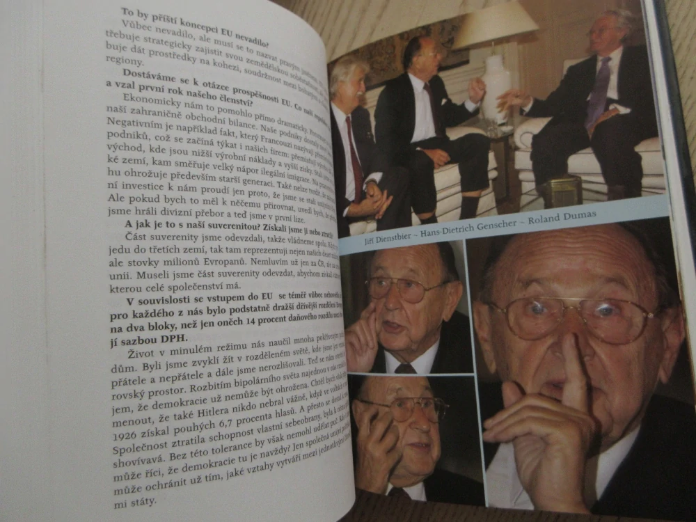 DIPLOMACIE V NEGLIŽÉ, MILAN SYRUČEK, **an
