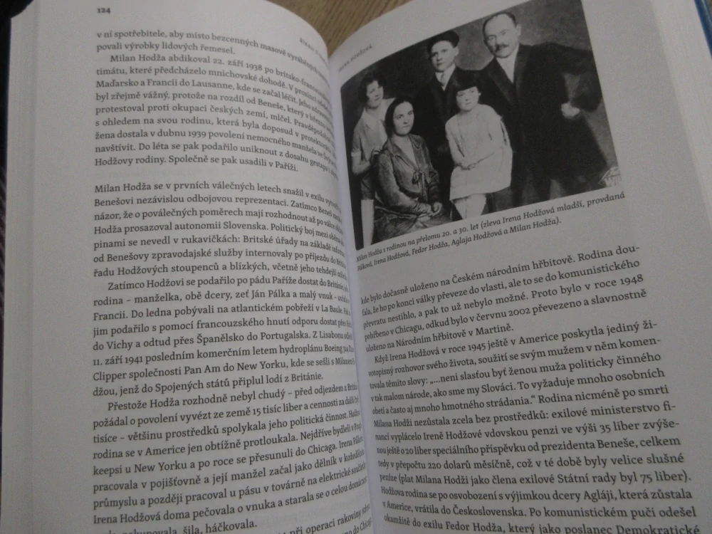 PO BOKU ŠESTATŘICETI MANŽELEK NAŠICH PREMIÉRŮ (1918-2018), PETR ZÍDEK, **an