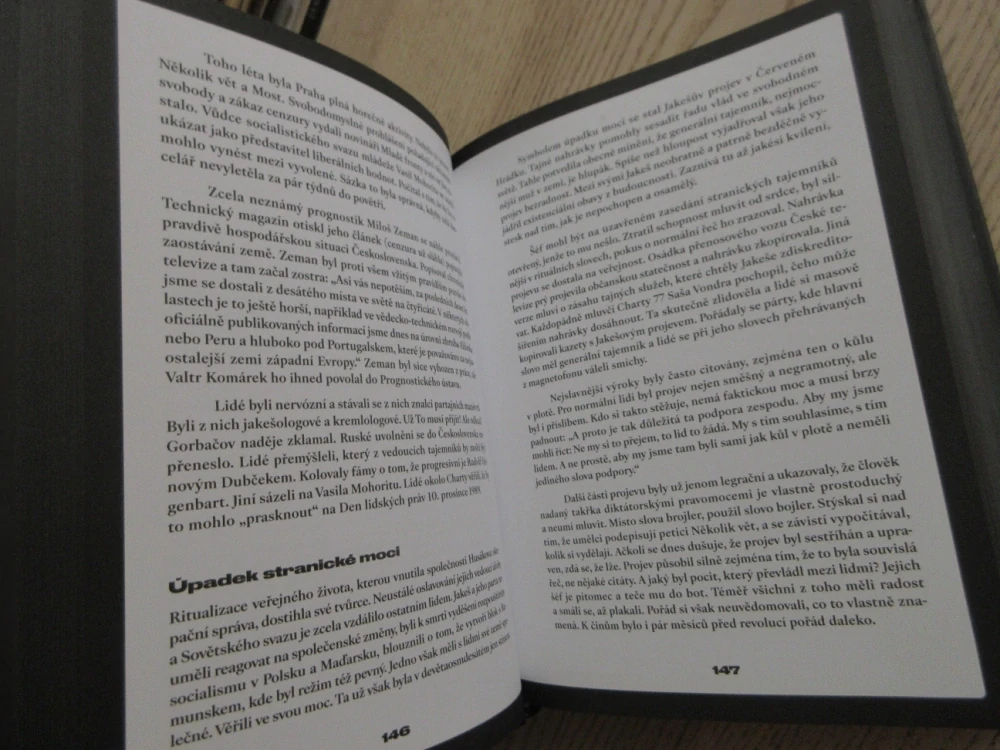 POSLEDNÍ REVOLUCE: JAK JSME ŽILI 1985-1992, MARTIN KOMÁREK, **an