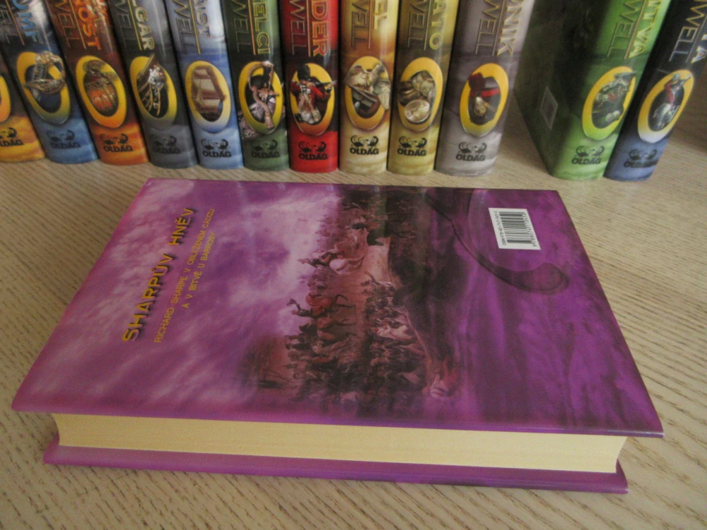 SHARPŮV HNĚV, BERNARD CORNWELL, **an