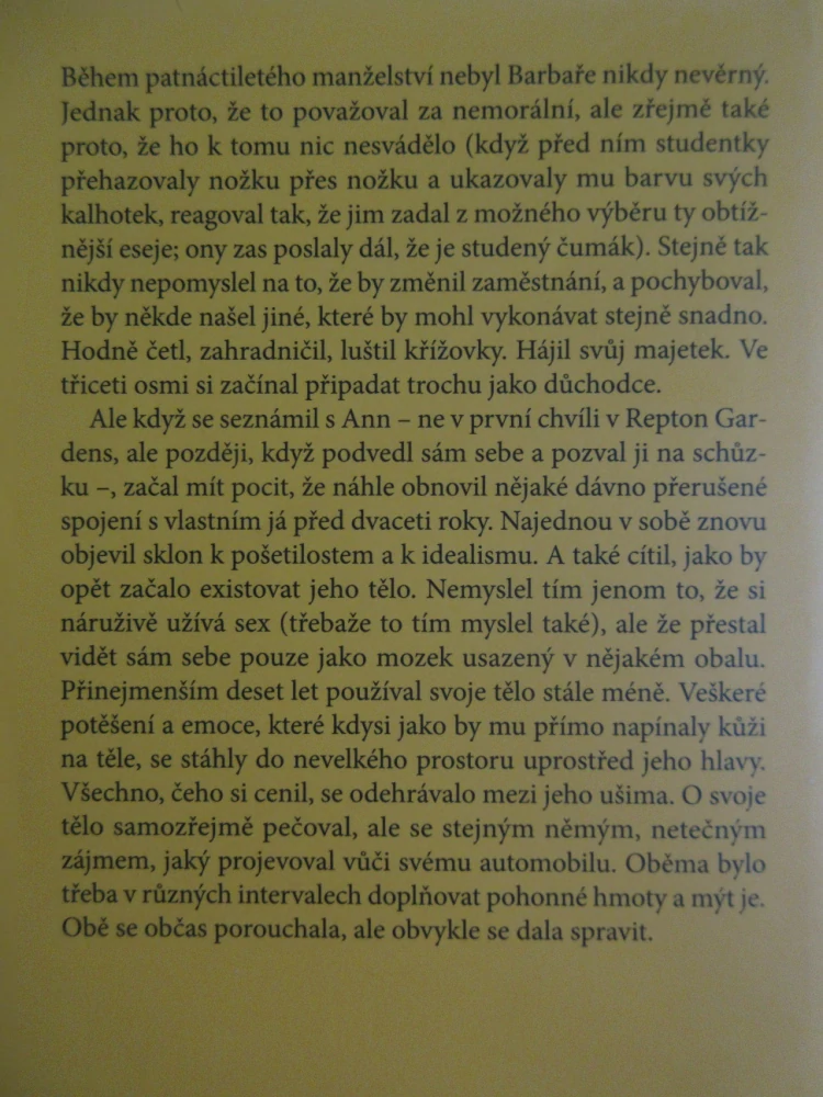 NEŽ POTKALA MĚ, JULIAN BARNES, **an