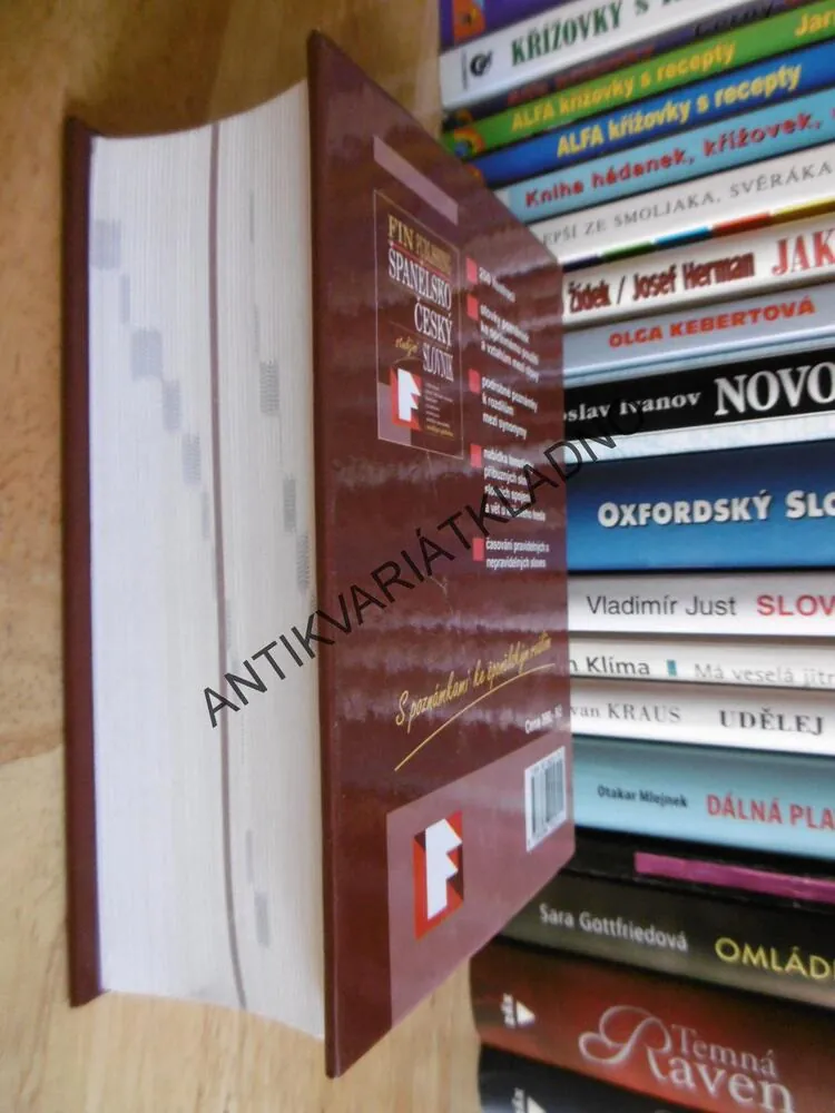 ŠPANĚLSKO ČESKÝ STUDIJNÍ SLOVNÍK, 1456 STRAN, TÉMĚŘ 50 TISÍC VÝRAZŮ