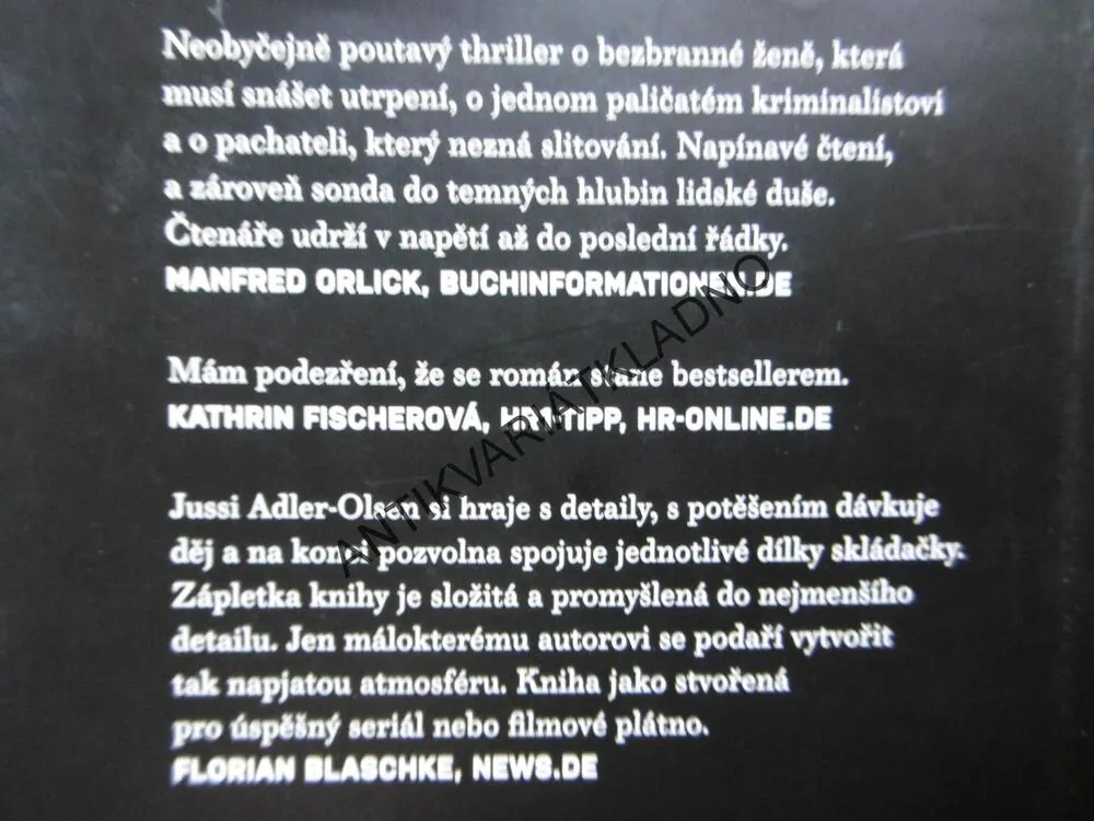 ŽENA V KLECI, ADLER OLSEN, **an