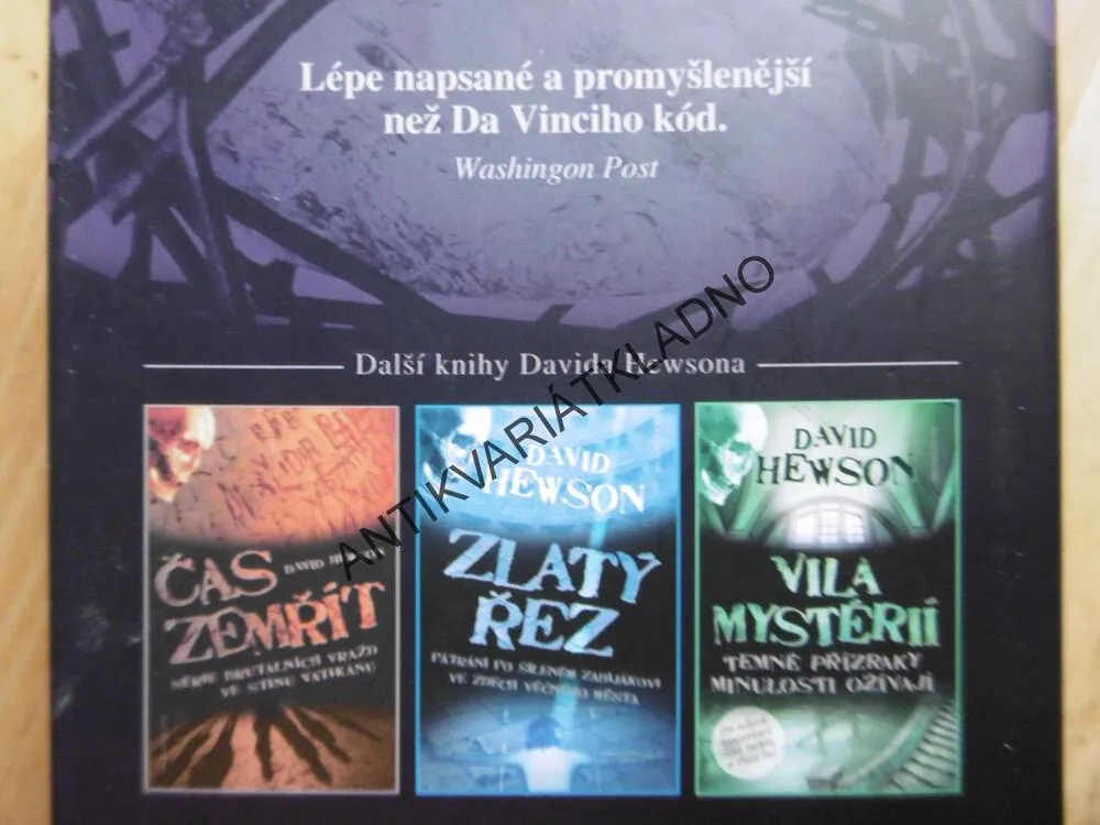 SKLENĚNÝ HROB, DAVID HEWSON, **an