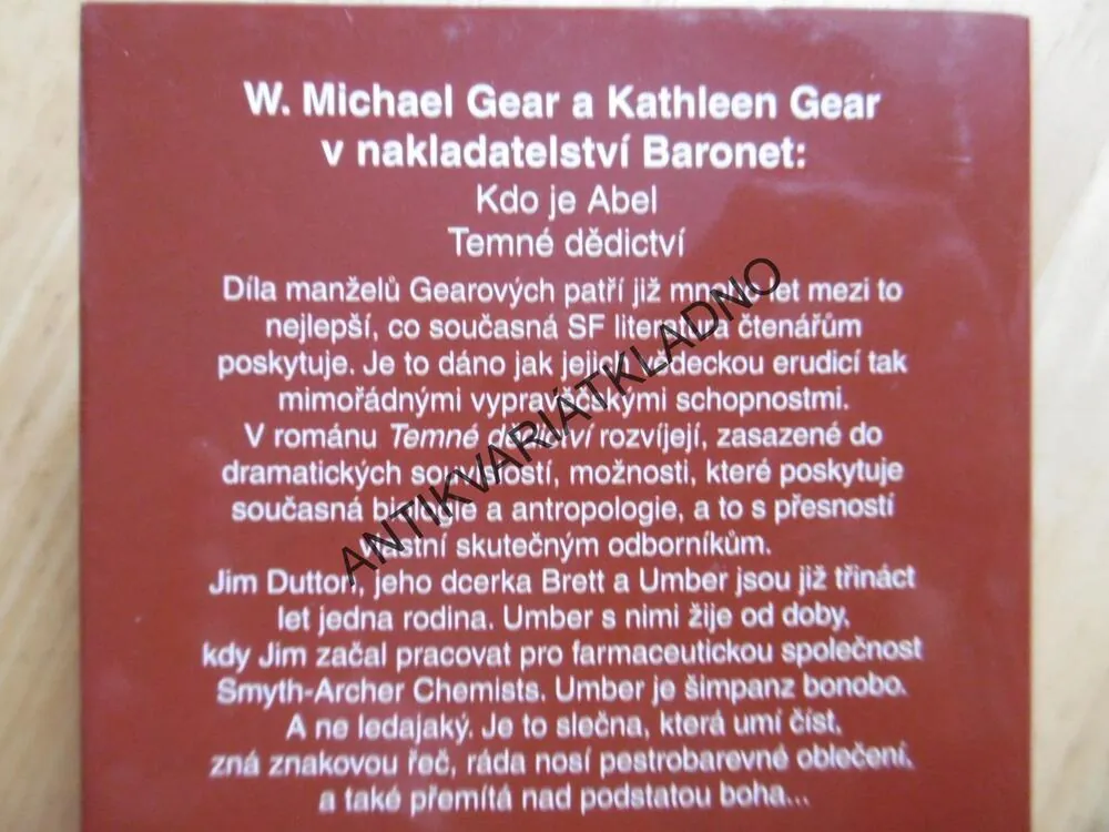 TEMNÉ DĚDICTVÍ, V.MICHAEL GEAR A KATHLEEN GEAR, **an