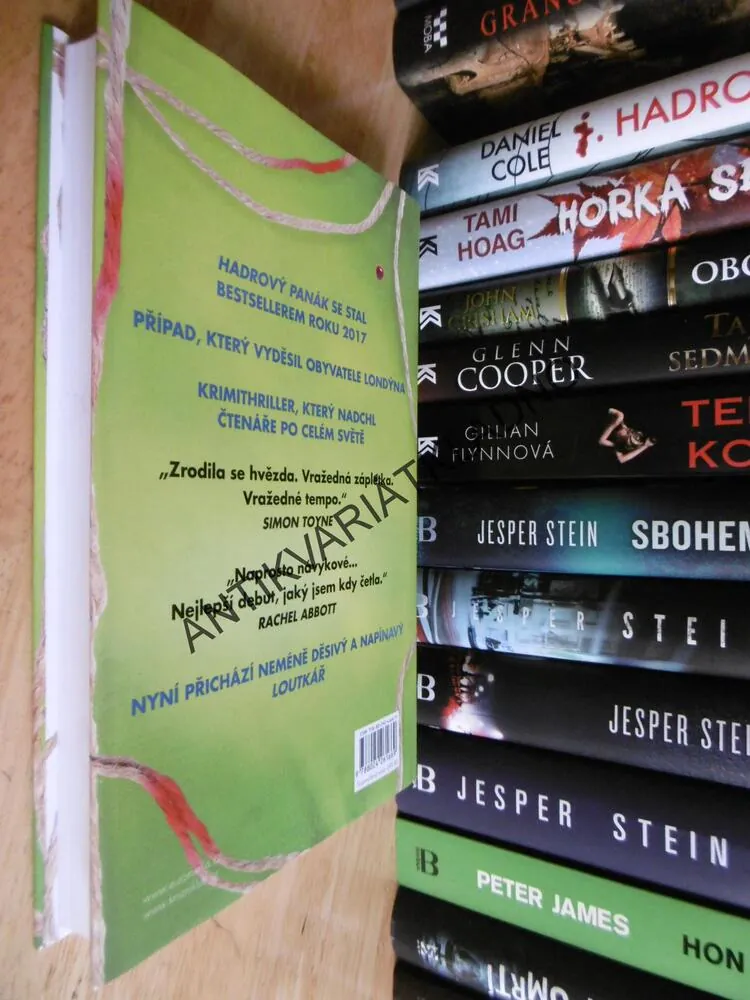 LOUTKÁŘ, DANIEL COLE, BESTSELLER, **an