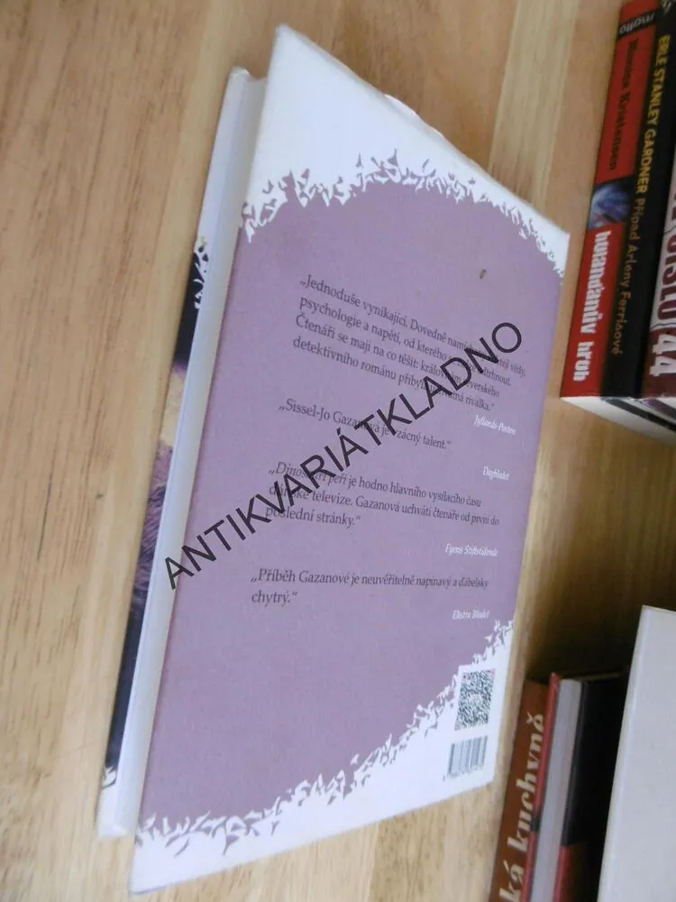 DINOSAUŘÍ PEŘÍ, SISSEL-JO GAZANOVÁ, **an